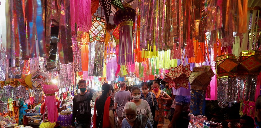 People shop for lanterns at a market before Diwali, the Hindu festival of lights, amid the spread of the coronavirus disease (COVID-19) in Mumbai. Credit: Reuters Photo