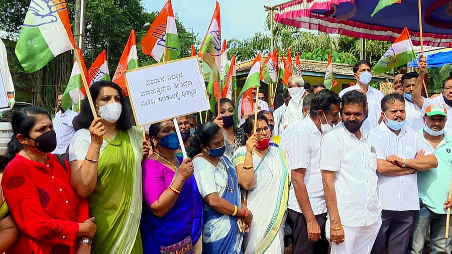 Congress members protesting against the decision. Credit: DH