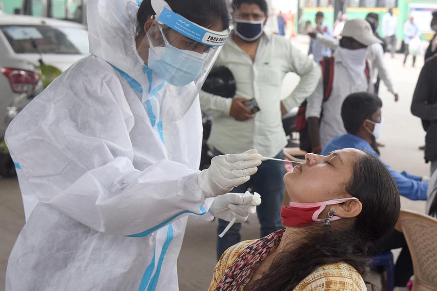 It said that out of 33,678 active cases, 32,794 patients are in isolation at designated hospitals and are stable, while 884 are in ICU. Credit: DH