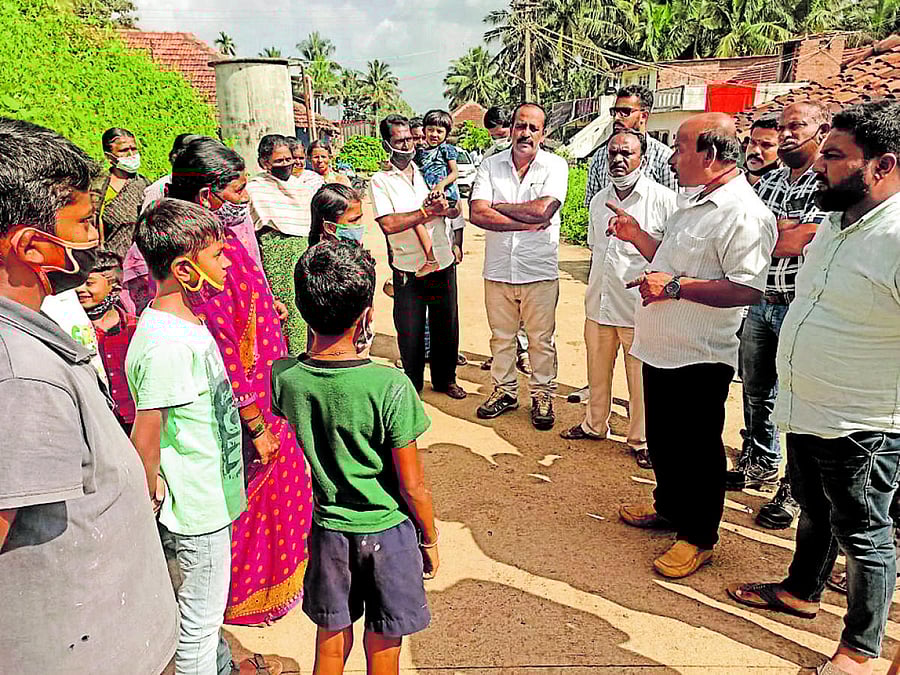 JD(S) district unit president K M B Ganesh speaks to the residents in Shirangala Gram Panchayat limits in Harangi, on Wednesday.