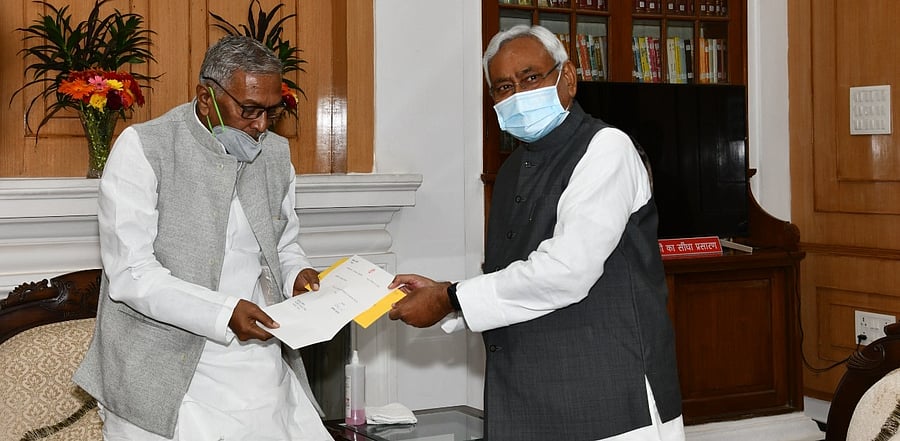 Chief Minister Nitish Kumar submitting his resignation to Bihar Governor Phagu Chauhan in Patna on Friday. Credit: Raj Bhavan.
