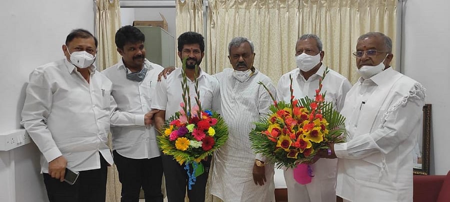 MLA G T Devegowda greets Urban Development Minister Byrati Basavaraj and Mysuru District In-charge Minister S T Somashekar in Bengaluru, recently. MP Pratap Simha is seen. 