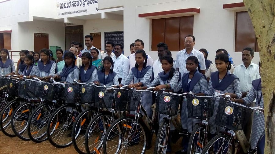 Karnataka govt began providing free bicycles to government school students in 2006-07. DH File Photo