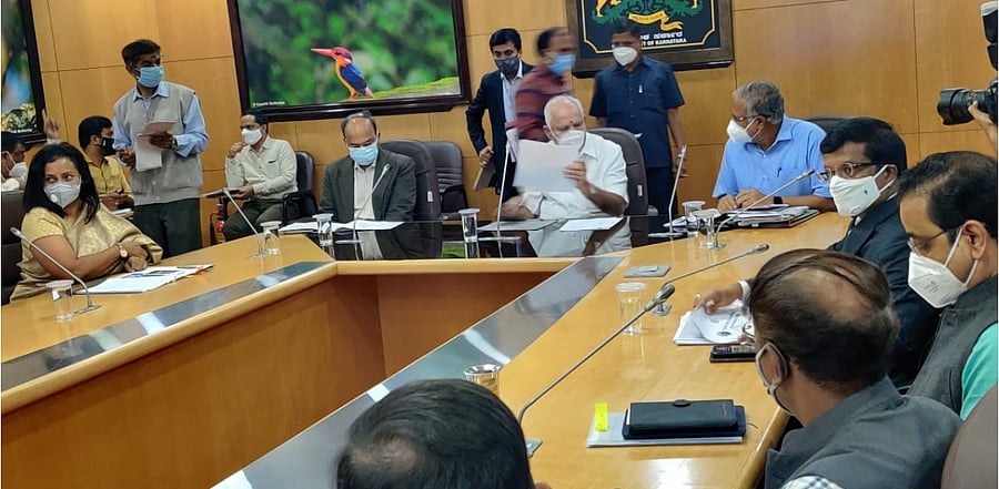 Karnataka CM B S Yediyurappa and Education Minister S Suresh Kumar along with officials holding a meeting in Vidhana Soudha on reopening of schools across Karnataka. Credit: DH Photo