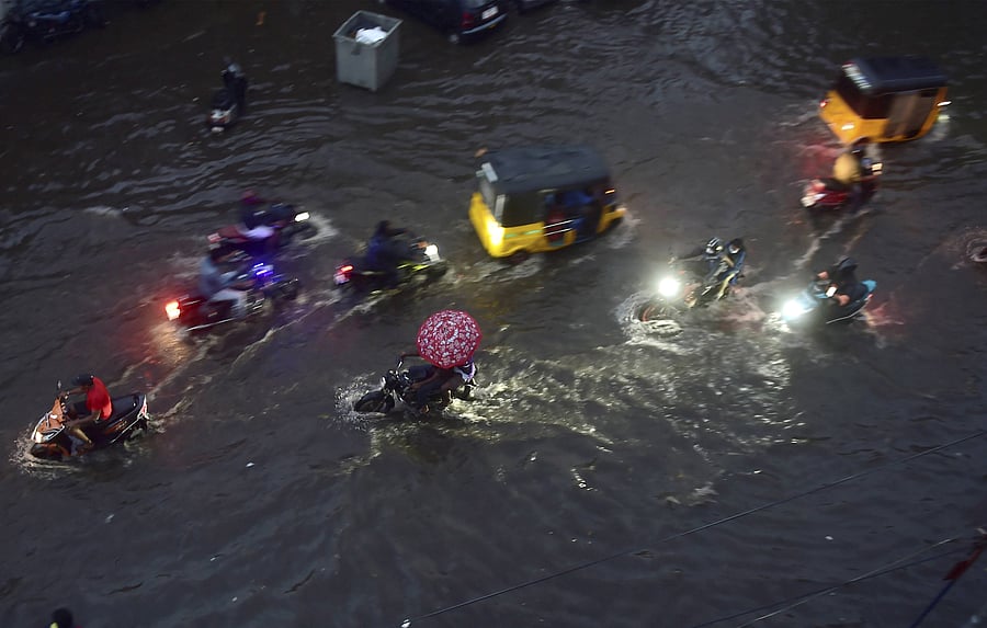 Chennai: Vehicles ply on a waterlogged road during heavy rain triggered by Cyclone Nivar, in Chennai, Tuesday, Nov. 24, 2020. Credit: PTI Photo