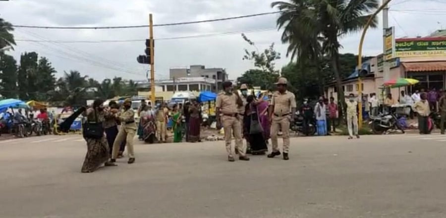 Members of Janavadi Mahila Sanghatane wave black flags at Chief Minister's convoy at Malavalli, Mandya district on Thursday. Credit: DH.