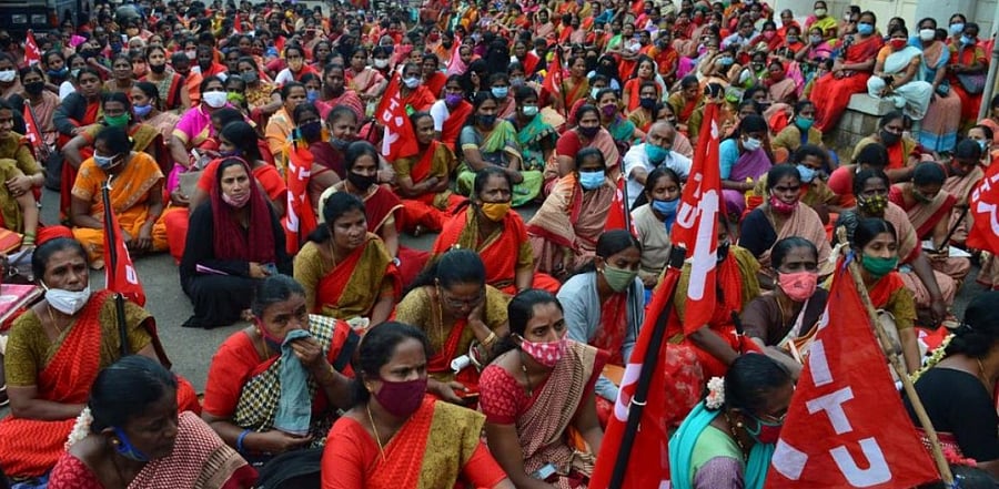 Urging fulfillment of their demands, members of various organisations stage a protest near the Deputy Commissioner's office in Mandya on Thursday. Credit: DH.