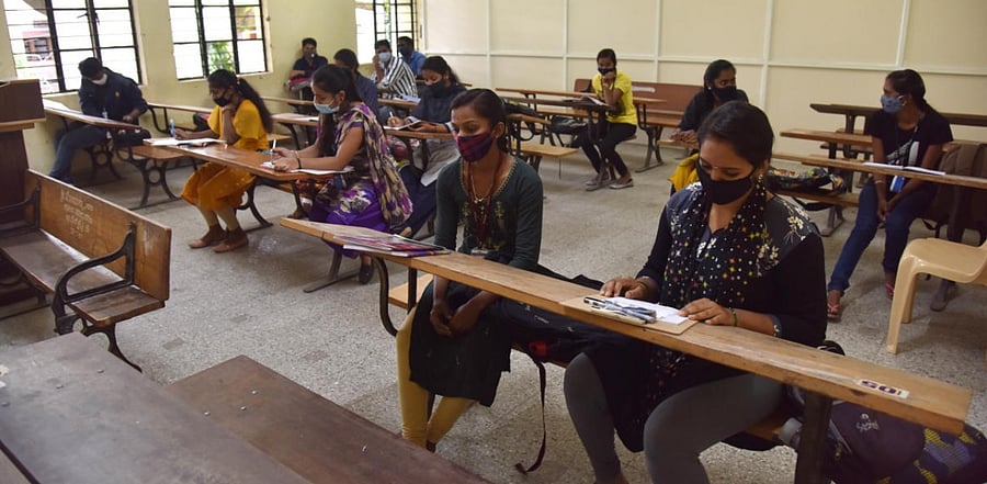 Students attending physical classes at the Government First Grade College at Vijayanagara in Bengaluru on Thursday. Credit: DH Photo/Janardhan B K.