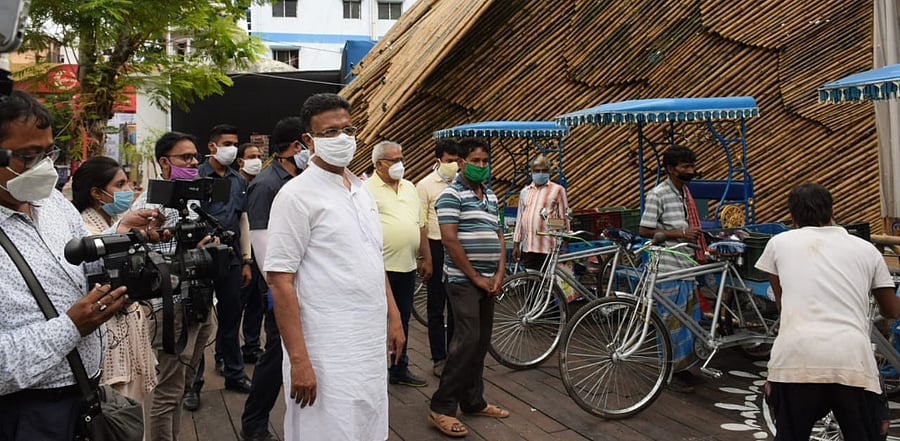 Firhad Hakim at a cycle rickshaw donation event. Credit: Twitter Photo/@FirhadHakim
