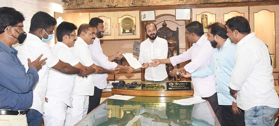A delegation, led by Leader of Opposition in Council of MCC Abdul Ravoof, submitted a memorandum to Mayor Diwakar in Mangaluru.