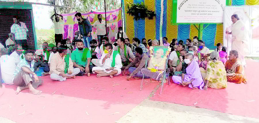 Farmers of four villages in Nagamangala taluk of Mandya district have been taking turns to oppose the proposed acquisition of 1,227 acres by the Karnataka Industrial Areas Development Board. DH Photo
