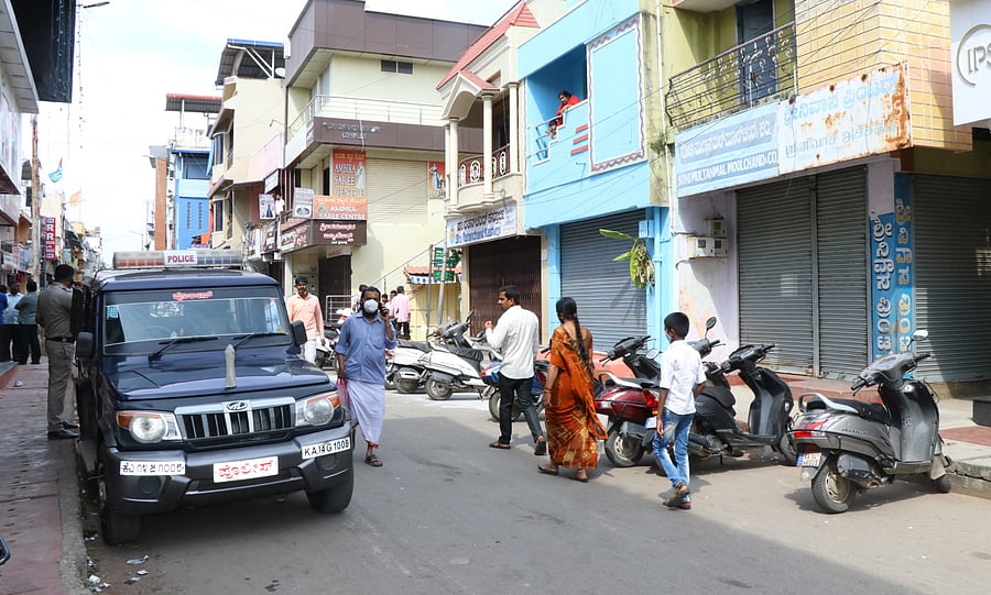 All shops in Gandhi Bazar area were closed in Shivamogga on Thursday, following the attack on Bajrang Dal activist. Credit: DH photo.