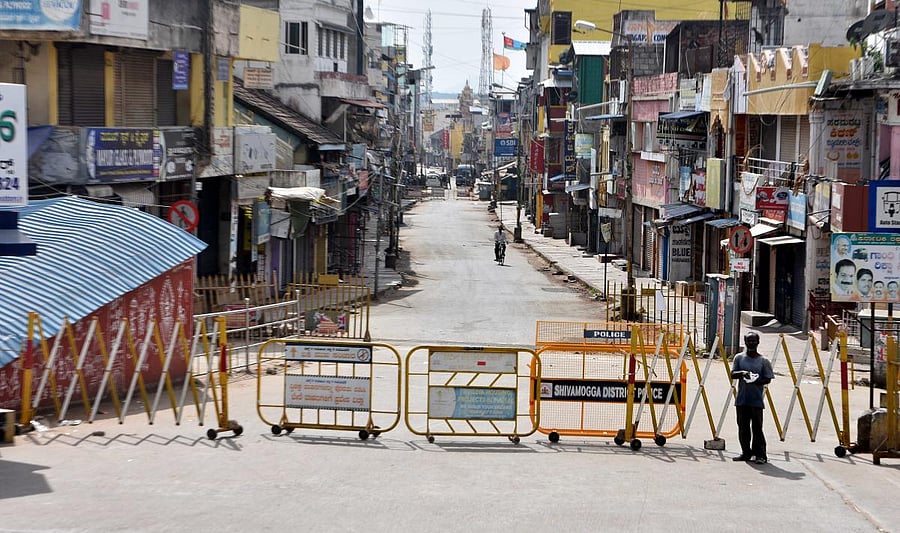 The Gandhi Bazaar in Shivamogga wore a deserted look on Friday. Credit: DH PHOTO