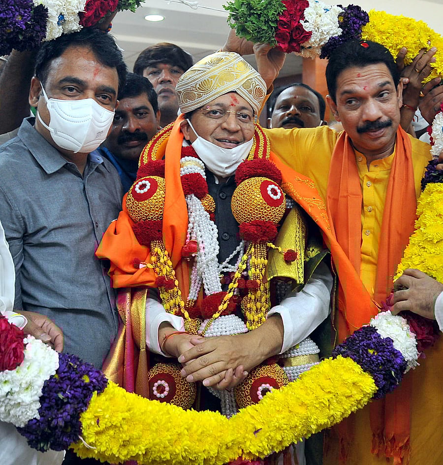 BJP workers welcome Karnataka in-charge national general secretary Arun Singh and state president Nalin Kumar Kateel to party office in Malleswaram, Bengaluru on Sunday. Deputy Chief Minister Dr C N Ashwath Narayan is also seen. DH Photo/Pushkar V