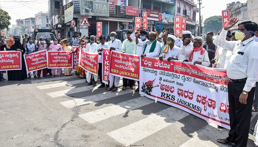 Farmers seen protesting against farm laws in Karnataka. Credit: DH Photo