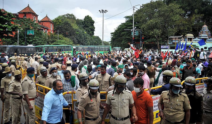 Various groups protest against the farm bill and support farmers protest during the Bharat Bandh at SBM Circle, Bengaluru. Credit: DH