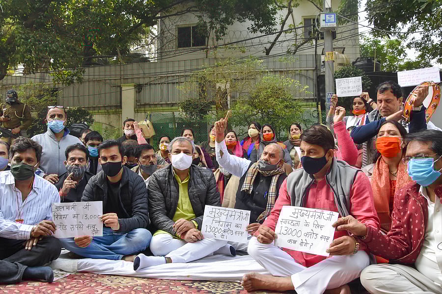 BJP MPs Manoj Tiwari and Gautam Gambhir with Delhi BJP President Adesh Gupta and others during a protest outside Delhi CM's residence. Credit: PTI Photo