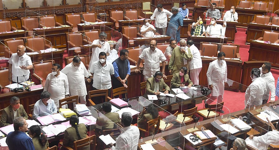 Congress MLCs move to Well against ruling party request given to move No Confidence motion against Council Chairman at Legislative Council session in Vidhana Soudha, Bengaluru. Credit: DH