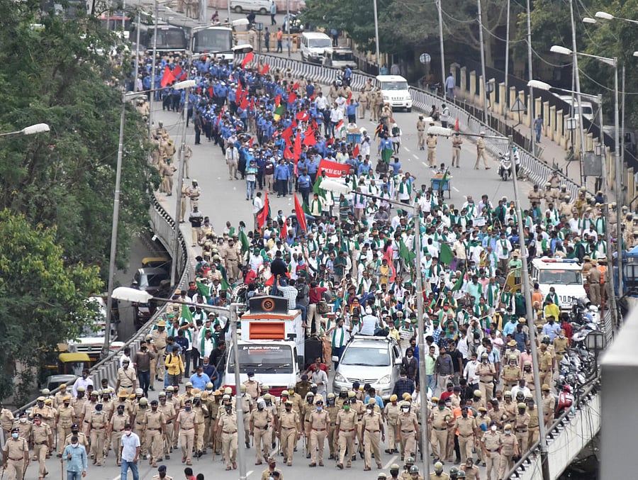 Farmers take out a protest rally on Sesadri road in Bengaluru on Wednesday. DH Photo/B K Janardhan