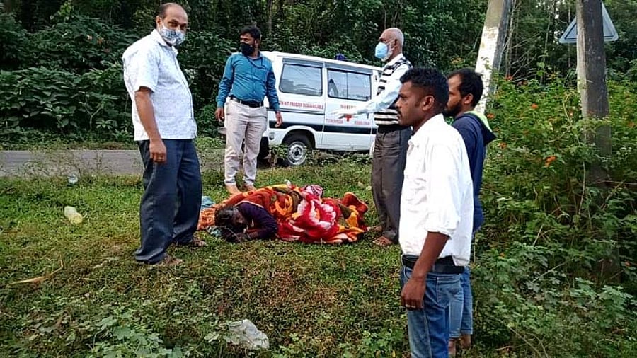 A mentally challenged woman in Gopalapura village near Shanivarasanthe was rescued by social workers with the help of Health and Police departments.