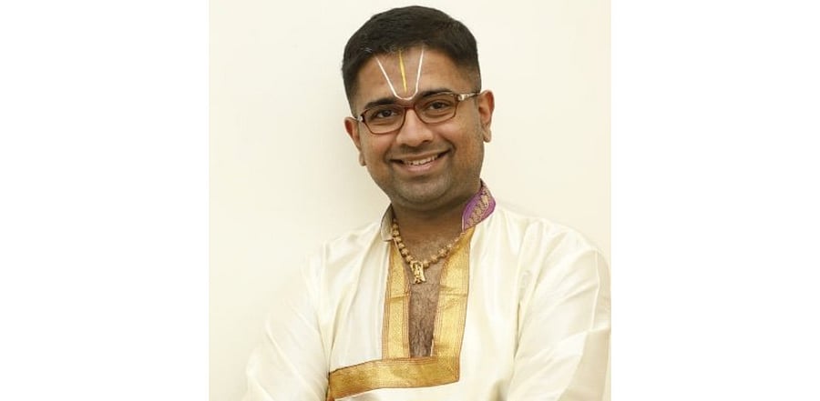 Dushyanth Sridhar gives Harikatha performances in English. Credit: Twitter/@dushyanthsridar