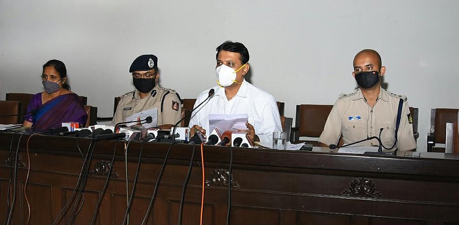 MG-20200924-WA0091.jpg Deputy Commissioner B Sharat addresses press at Zilla Panchayat auditorium, in Mysuru. Credit: DH Photo