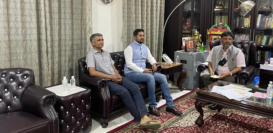 Sharath Bachegowda (C) and KPCC president D K Shivakumar (R). Credit: Special Arrangement