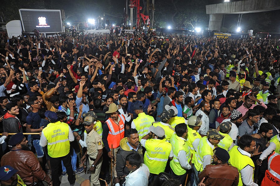 A file picture of people celebrating the New Year on MG Road, Bengaluru. This would not be possible this year. Credit: DH PHOTO/PUSHKAR V