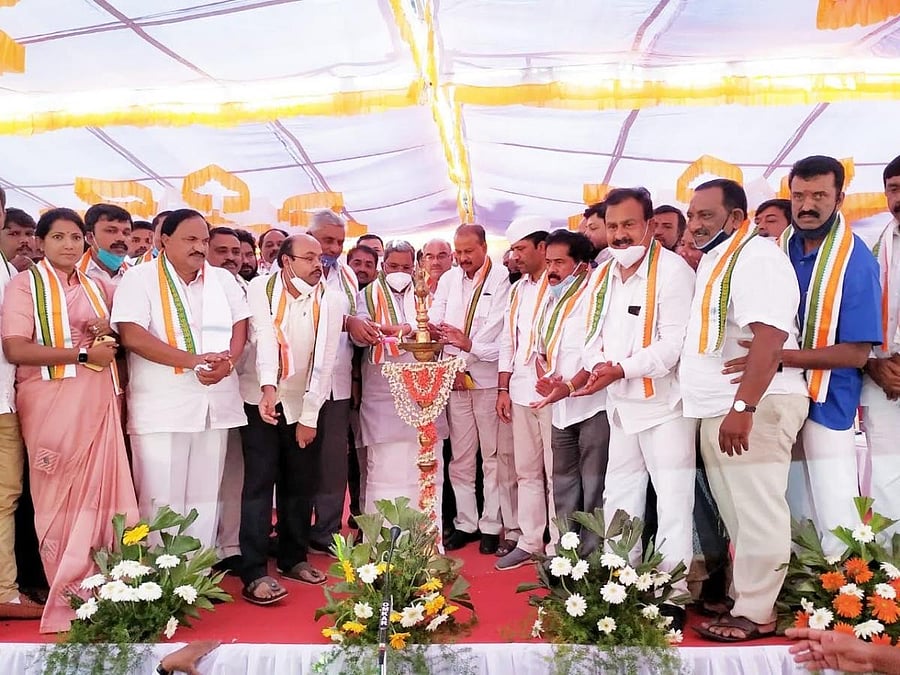 Opposition Leader Siddaramaiah inaugurates Grama Janadhikar Samavesha of Congress workers of Chamundeshwari constituency at Kalabhyraveshwara Convention Hall, Niveditha Nagar in Mysuru on Friday. KPCC women’s wing president B Pushpa Amarnath, MLA Dr Yathindra, ex-MP R Dhruvanarayan and ex-MLA M K Somasekhar are seen. DH PHOTO