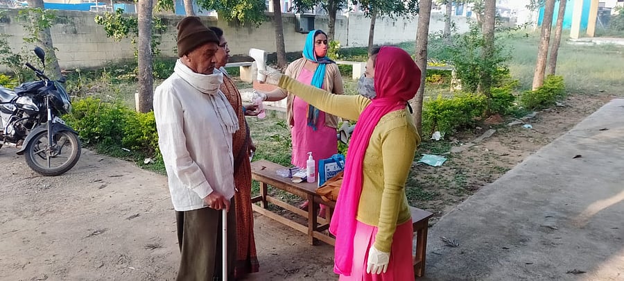 Thermal scanning done for the voters in Hirisave, Hassan district. Credit: DH Photo