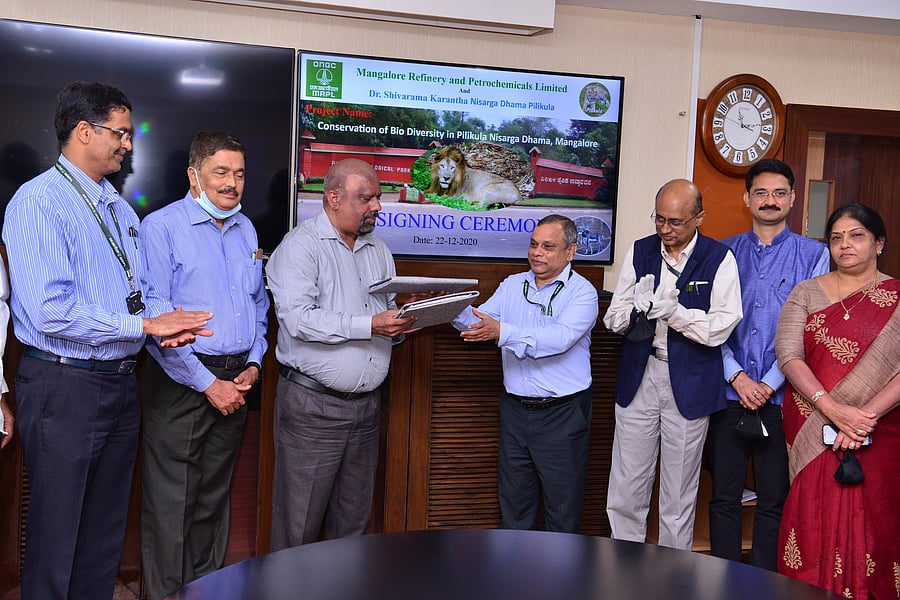 Elango M, ED ( Refinery) of MRPL and Gokuldas Nayak, ED Pilikula Nisargadhama exchange MoU on conservation of biodiversity at Pilikula. Credit: DH Photo