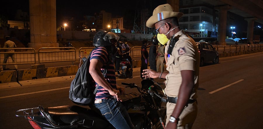 Police have no plans as yet to issue passes for the public to commute during the night. Credit: DH File Photo