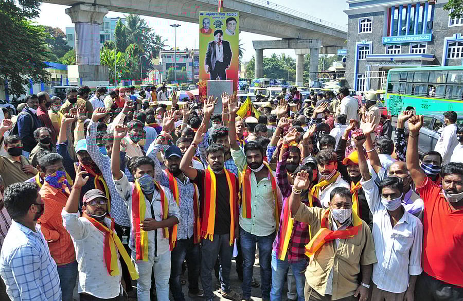 Fans stage a protest alleging that some miscreants have vandalised actor Vishnuvardhan's bust in Bengaluru on Saturday. DH photo