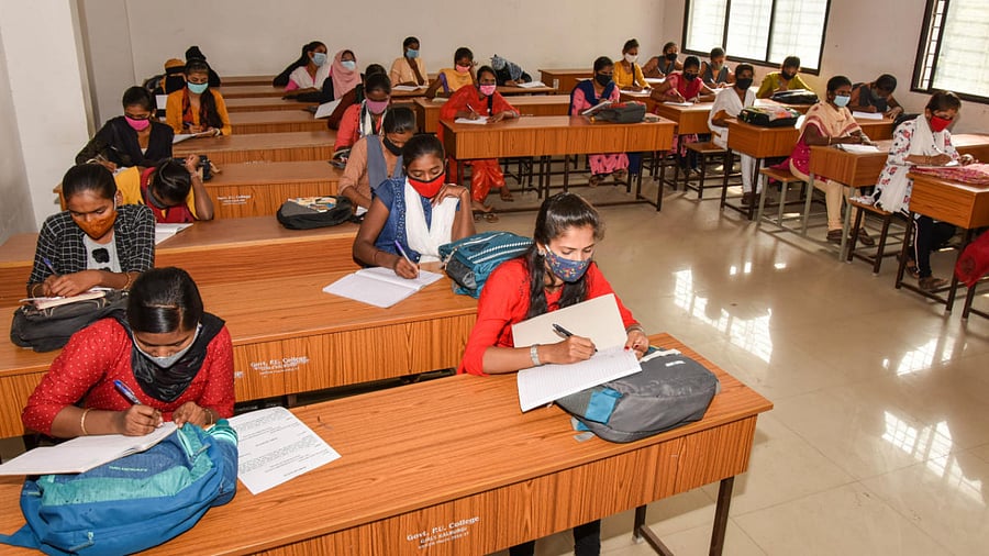 College students from a government college in Kalaburgi. Credit: DH Photo/Prashanth HG
