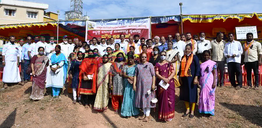 Ullal Rani Abbakka Utsava Samithi members stage a protest at Thokottu. Credit: DH Photo