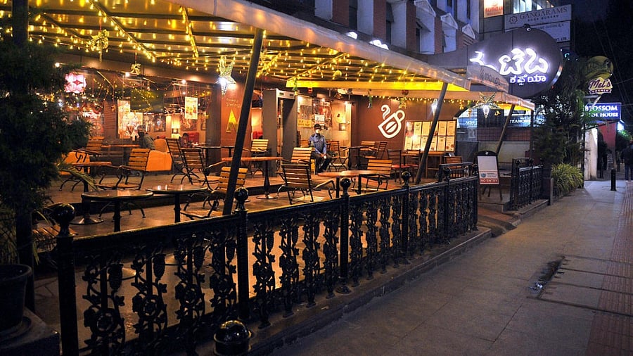 Several cafes, restaurants and pubs had few customers on Church Street in Benglauru on Thursday due to public restriction. Credit: DH Photo/Pushkar V.
