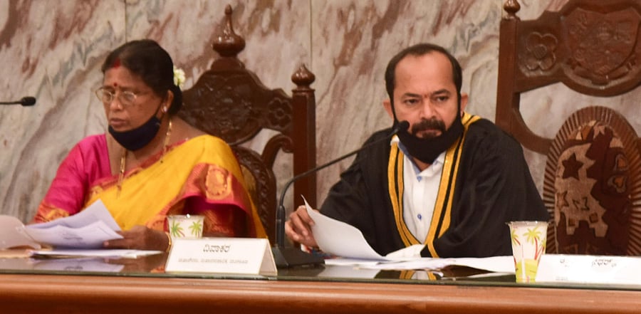 Mayor Diwakar during MCC meeting in Mangaluru. Credit: DH File Photo