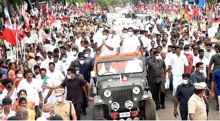 Chief Minister Edappadi K Palaniswami and his deputy O Panneerselvam campaign for the party in an open jeep on Monday. Credit: DH photo