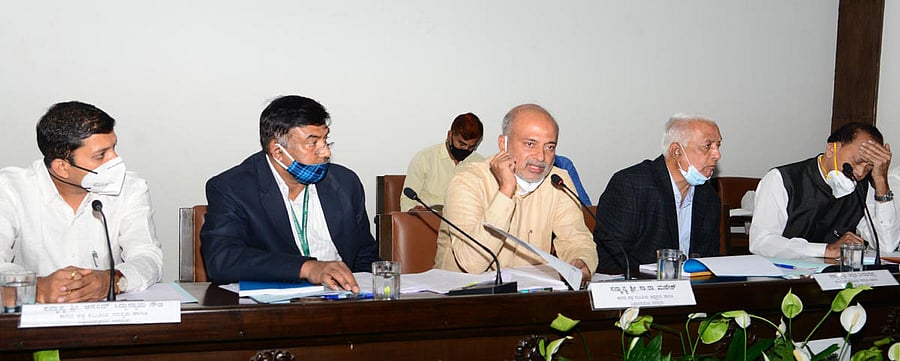 MLA and Chairman of the Public Accounts Committee Sa Ra Mahesh addresses the officials during PAC meeting at Zilla Panchayat auditorium in Mysuru on Tuesday. DH PHOTO