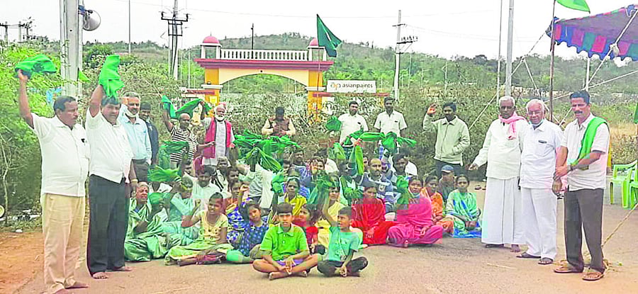 Farmers stage a protest in front of Asian Paints Company at Immavu in Nanjangud taluk, Mysuru district, on Tuesday. DH PHOTO