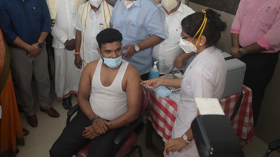 Robin Antony, a house keeping staff at Wenlock Hospital, received the first shot at Wenlock Hospital in Mangaluru on Saturday. Credit: DH Photo