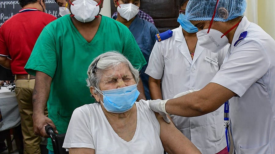  A medic administers the first dose of Covishield vaccine to 87-year-old Dr. Asha Singhal, after the virtual launch of COVID-19 vaccination drive by Prime Minister Narendra Modi, at South Mumbai Nair Hospital in Mumbai. Credit: PTI