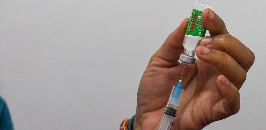 A medical worker prepares to inoculate a medical staff with a Covishield vaccine at Rajiv Gandhi Super Speciality Hospital, in New Delhi. Credit: AFP. 