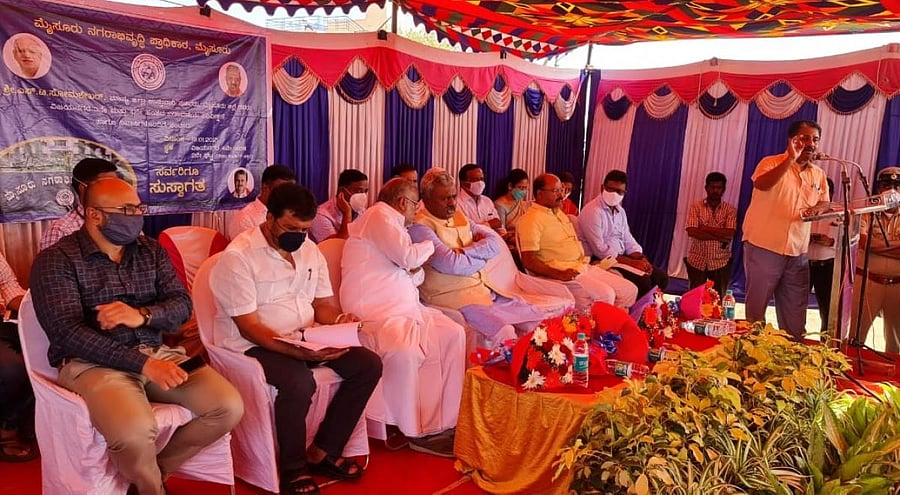 MLA G T Devegowda shares a word with District In-charge Minister S T Somashekar during the public grievances meeting organised by Mysuru Urban Development Authority in Mysuru on Tuesday. DH PHOTO