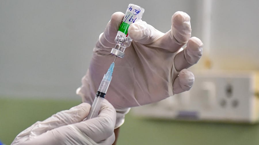 A medic prepare to administer Covid-19 vaccine during the first phase of the countrywide inoculation drive, in Bengaluru. Credit: PTI.