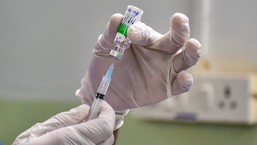 A medic prepare to administer Covid-19 vaccine during the first phase of the countrywide inoculation drive, in Bengaluru on January 19, 2021. Credit: PTI Photo/Shailendra Bhojak