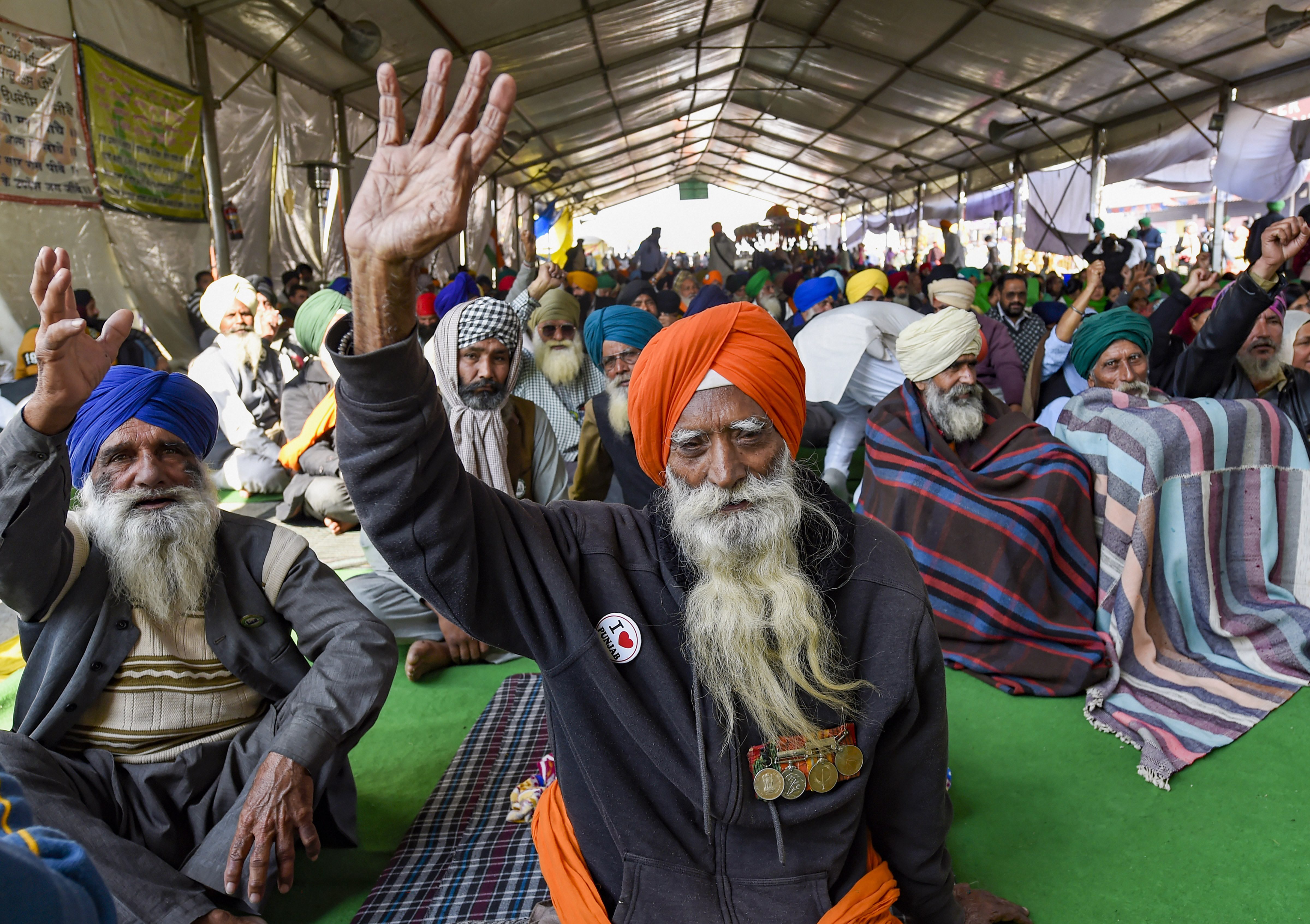 Farmers during their ongoing protest against the Centre's new farm laws, at Singhu border in New Delhi, Thursday, Jan 21, 2021. Credit: PTI Photo
