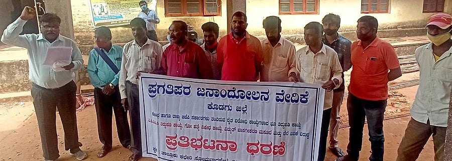 Members of Jilla Pragathipara Janandolana Vedike stage a protest in front of the taluk office in Somwarpet.