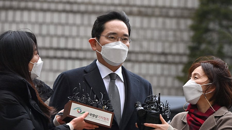 Lee Jae-yong (C), vice chairman of Samsung Electronics, arrives at a court for a trial in his bribery scandal involving former South Korean president Park Geun-hye in Seoul