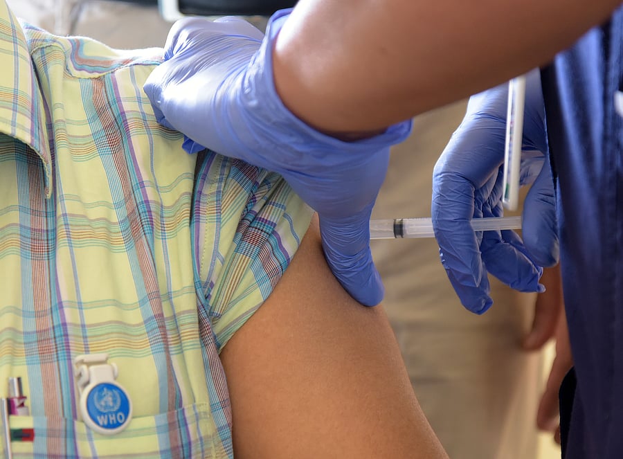 A medical worker inoculates a WHO staff with a Covid-19 vaccine at CV Raman General Hospital in Bengaluru on Friday, Jan 22, 2021. Credit: DH Photo/Pushkar V
